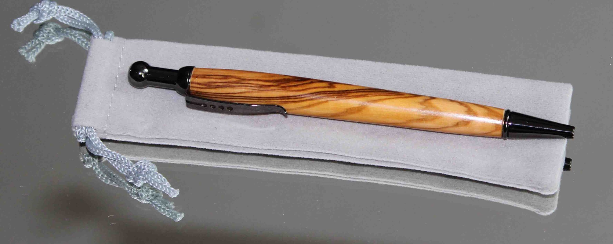 Olivenholz - Druckkugelschreiber mit dunklem Nadelclip und Schellackpolitur – Bild 2