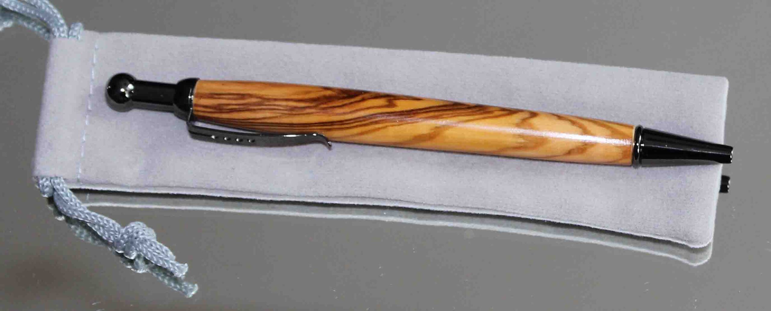 Olivenholz - Druckkugelschreiber mit dunklem Nadelclip und Schellackpolitur – Bild 3