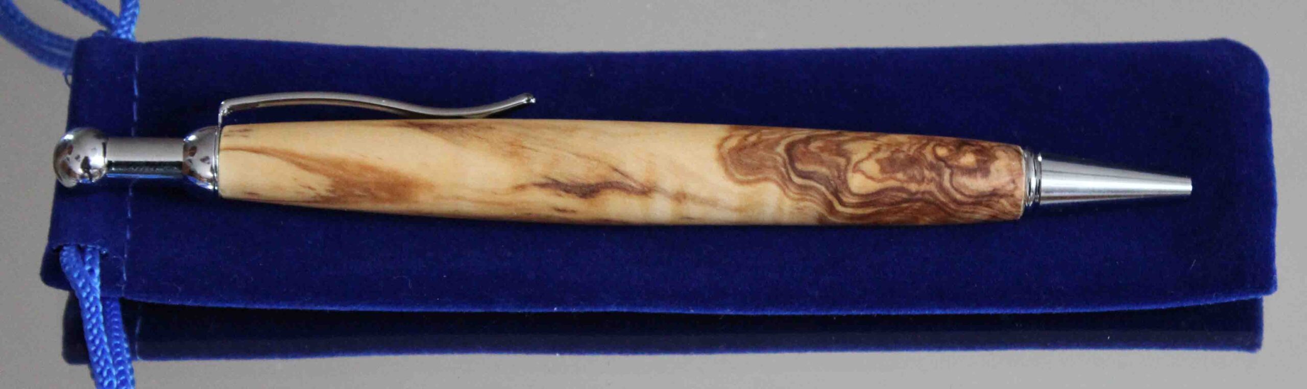 Olivenholz - Druckkugelschreiber mit geschwungenem silberfarbigem Clip – Bild 3