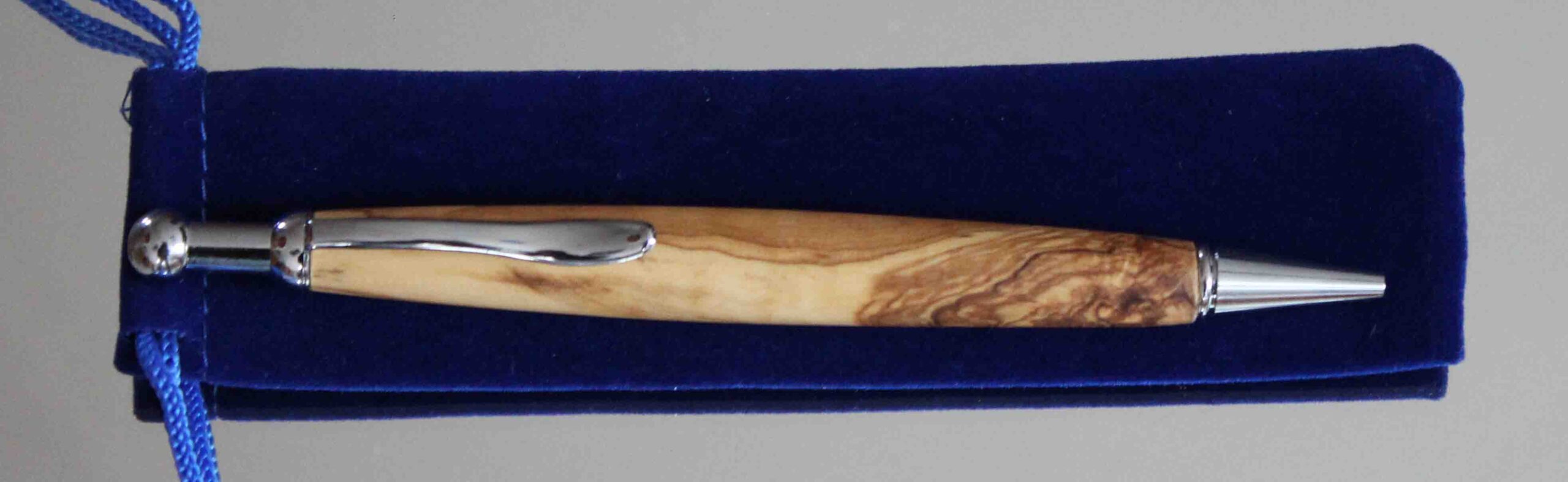 Olivenholz - Druckkugelschreiber mit geschwungenem silberfarbigem Clip – Bild 4